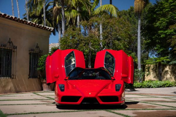 Siêu xe Ferrari Enzo được bán trên eBay với mức giá 2.7 triệu USD năm 2020