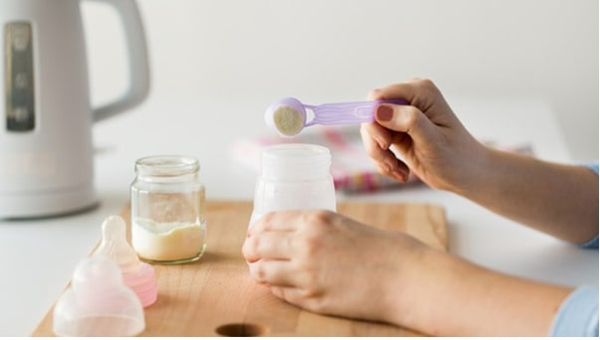 Hướng dẫn mẹ cách pha sữa Enfamil infant formula của Mỹ tiêu chuẩn